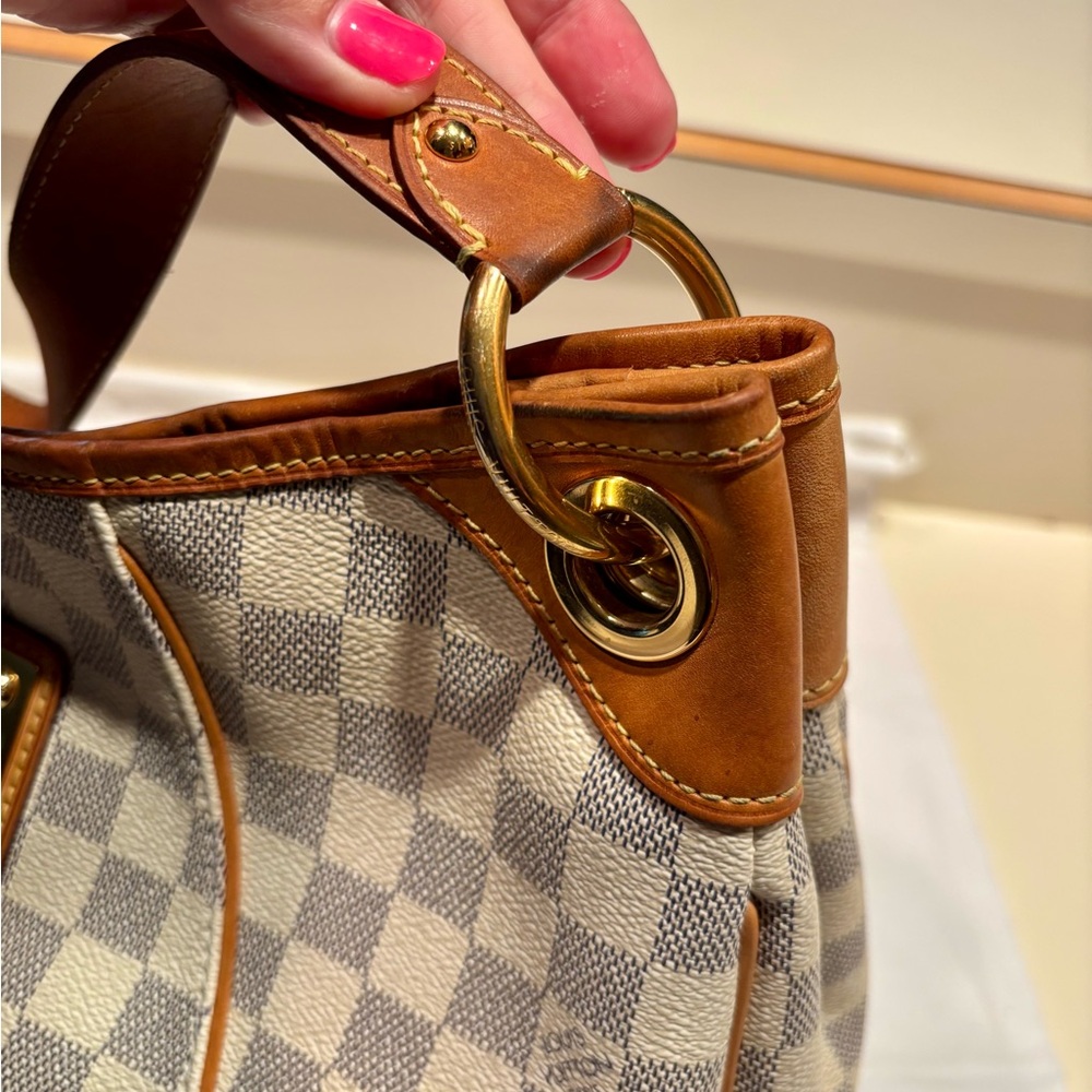 Louis Vuitton White and Tan Checkered Shoulder Bag - Picture 6 of 14